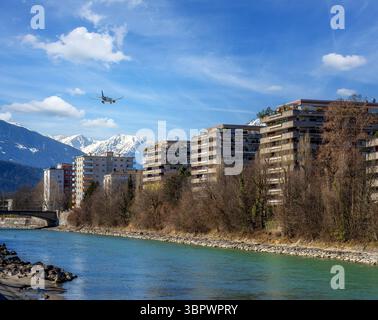 Aereo che sorvola Innsbruck e si avvicina all'aeroporto Foto Stock