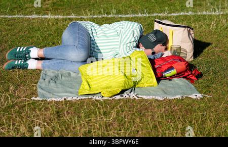 Gli spettatori fanno la fila l'undicesimo giorno dei campionati di Wimbledon 2025 all'All England Lawn Tennis and Croquet Club di Londra. Data foto: Giovedì 10 luglio 2025. Foto Stock