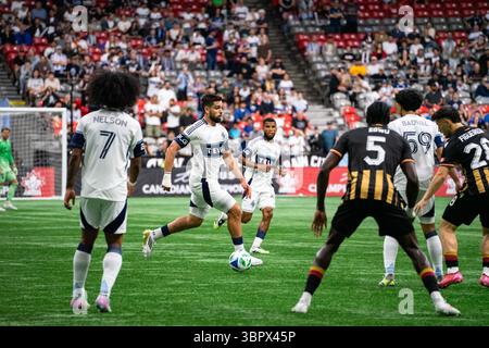 Vancouver, Canada. 9 luglio 2025. Vancouver, British Columbia, Canada, 9 luglio 2025: Brian White (24 Vancouver Whitecaps FC) controlla la palla durante il match di quarti di finale del Canadian Championsihp tra Vancouver Whitecaps FC e Valour FC al BC Place Stadium di Vancouver, British Columbia, Canada (SOLO USO EDITORIALE). (Amy Elle/SPP) credito: SPP Sport Press Photo. /Alamy Live News Foto Stock