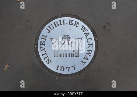 Londra, Regno Unito - 17 ottobre 2024 - targa Silver Jubilee Walkway Foto Stock