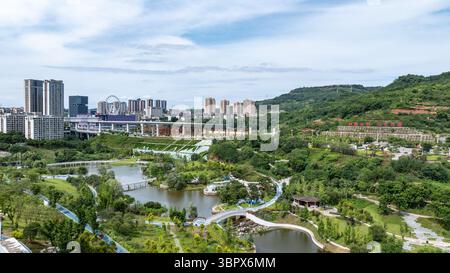 (250710) -- CHONGQING, 10 luglio 2025 (Xinhua) -- questa foto aerea del drone scattata il 3 luglio 2025 mostra la vista di un parco nel distretto di Jiangjin, nel comune di Chongqing della Cina sud-occidentale. Jiangjin si trova in un punto strategico lungo il fiume Yangtze. Gli edifici cittadini sono stati costruiti lungo le pendici sulle rive del fiume. Da lontano, sembrano una foresta che cresce dalle scogliere. Negli ultimi anni, Jiangjin ha promosso la gestione ecologica del fiume Yangtze. Il miglioramento della qualità dell'acqua ha attratto le specie ittiche rare a ritornare. (Xinhua/Huang Wei) Foto Stock