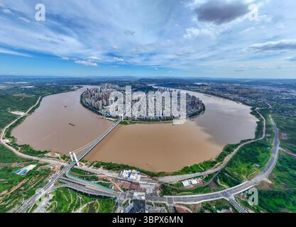 (250710) -- CHONGQING, 10 luglio 2025 (Xinhua) -- questa foto panoramica del drone aereo scattata il 3 luglio 2025 mostra una vista del distretto di Jiangjin nel comune di Chongqing, nella Cina sud-occidentale. Jiangjin si trova in un punto strategico lungo il fiume Yangtze. Gli edifici cittadini sono stati costruiti lungo le pendici sulle rive del fiume. Da lontano, sembrano una foresta che cresce dalle scogliere. Negli ultimi anni, Jiangjin ha promosso la gestione ecologica del fiume Yangtze. Il miglioramento della qualità dell'acqua ha attratto le specie ittiche rare a ritornare. (Xinhua/Huang Wei) Foto Stock