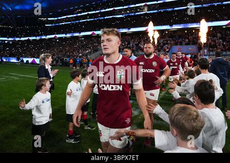 Fin Smith dei British and Irish Lions esce sul campo durante la partita del Qatar Airways Lions Tour all'Allianz Stadium di Sydney, Australia. Data foto: Sabato 5 luglio 2025. Foto Stock