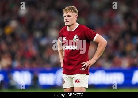 Fin Smith dei British and Irish Lions guarda durante la partita del Qatar Airways Lions Tour all'Allianz Stadium di Sydney, Australia. Data foto: Sabato 5 luglio 2025. Foto Stock