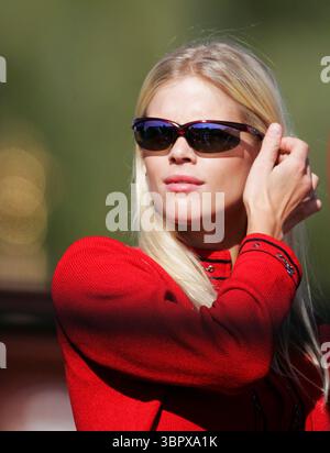 040916/ Oakland Hills GC, Detroit, Michigan, USA/ Photo Mark Newcombe/ 2004 35th Ryder Cup Matches Elin Nordegren - Tigers Woods fidanzata alla cerimonia di apertura foto: Mark Newcombe / Visions in Golf le 35th Ryder Cup si sono tenute dal 17 al 19 settembre 2004 all'Oakland Hills Country Club di Bloomfield Township, Michigan, USA. La squadra europea, capitanata da Bernhard Langer, ha ottenuto una prestazione dominante, sconfiggendo la squadra statunitense, guidata da Hal Sutton, con un margine record di 18½–9½. Questo è stato il più grande margine di vittoria per l'Europa Foto Stock