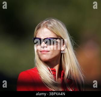 040916/ Oakland Hills GC, Detroit, Michigan, USA/ Photo Mark Newcombe/ 2004 35th Ryder Cup Matches Elin Nordegren - Tigers Woods fidanzata alla cerimonia di apertura foto: Mark Newcombe / Visions in Golf le 35th Ryder Cup si sono tenute dal 17 al 19 settembre 2004 all'Oakland Hills Country Club di Bloomfield Township, Michigan, USA. La squadra europea, capitanata da Bernhard Langer, ha ottenuto una prestazione dominante, sconfiggendo la squadra statunitense, guidata da Hal Sutton, con un margine record di 18½–9½. Questo è stato il più grande margine di vittoria per l'Europa Foto Stock