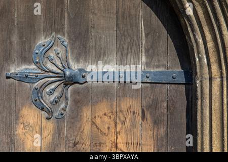 Dettaglio architettonico della ferramenta dell'ingresso alla chiesa di San Benedetto nella città di Glastonbury nel Somerset, Regno Unito. Foto Stock