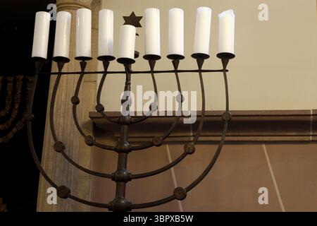 Candelabro Mainz vista della vecchia sinagoga ebraica alta, Germania Foto Stock