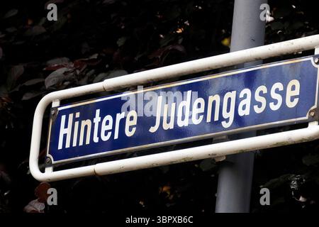 Cartello Hintere Jugengasse sulla vecchia sinagoga ebraica di Magonza, Germania Foto Stock