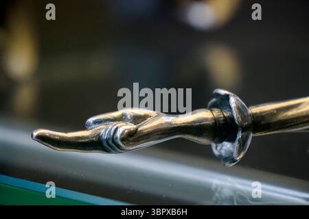 Un puntatore torah in primo piano con dettagli yad d'argento Foto Stock