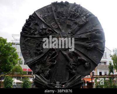 La Schicksalsrad Wheel of Fortune Obermarkt a Worms, Germania. La scultura è stata donata dalla centrale elettrica Rheinhessen AG nel 1968 per commemorare la sua Foto Stock