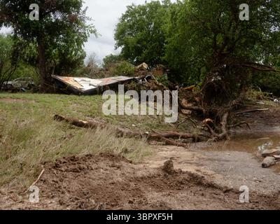 Houston. 7 luglio 2025. Alberi danneggiati e detriti provenienti da case mobili sono raffigurati sulle rive del fiume Guadalupe a Kerrville, Texas, Stati Uniti, 7 luglio 2025, dopo le devastanti inondazioni del 4 luglio. Le devastanti inondazioni del 4 luglio nel Texas centrale hanno causato almeno 119 vittime a partire da mercoledì mattina, con il bilancio delle vittime ampiamente atteso che aumenterà ulteriormente, hanno affermato le autorità locali. Crediti: Brenda Bazan/Xinhua/Alamy Live News Foto Stock