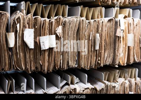Hannover, Germania. 9 luglio 2025. I file del registro fondiario sono memorizzati in una sala archivio presso il tribunale locale di Hannover. Credito: Michael Matthey/dpa/Alamy Live News Foto Stock