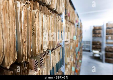 Hannover, Germania. 9 luglio 2025. I file del registro fondiario sono memorizzati in una sala archivio presso il tribunale locale di Hannover. Credito: Michael Matthey/dpa/Alamy Live News Foto Stock