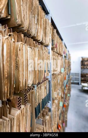 Hannover, Germania. 9 luglio 2025. I file del registro fondiario sono memorizzati in una sala archivio presso il tribunale locale di Hannover. Credito: Michael Matthey/dpa/Alamy Live News Foto Stock