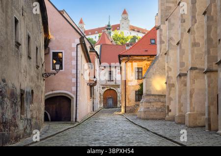 Bratislava, Slovacchia. Strada stretta nel centro storico di Bratislava Foto Stock