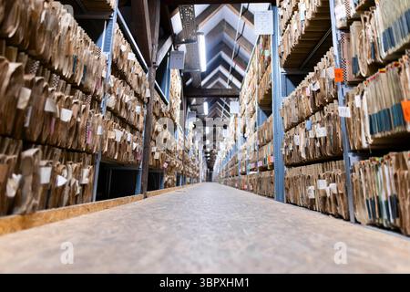 Hannover, Germania. 9 luglio 2025. I file del registro fondiario sono memorizzati in una sala archivio presso il tribunale locale di Hannover. Credito: Michael Matthey/dpa/Alamy Live News Foto Stock