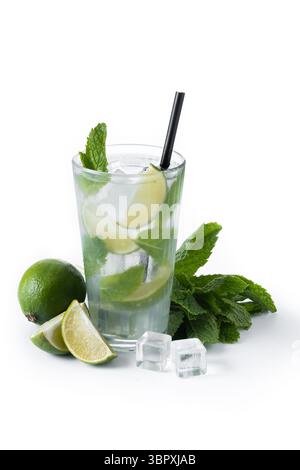 Cocktail classico Mojito con limo e menta isolato su fondo bianco Foto Stock