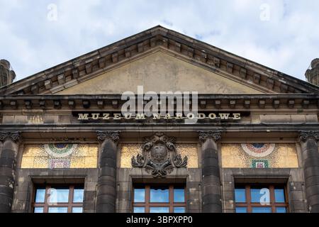 Poznan, Polonia - 18 giugno 2025: La grande facciata del Muzeum Narodowe mostra pilastri classici, intagli dettagliati e mosaici d'oro luminosi, che riflettono la sua Foto Stock