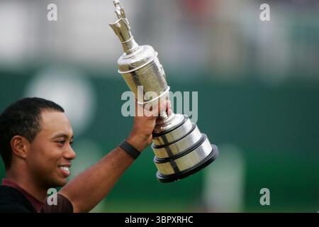 Tiger Woods con il trofeo 050717 The Open Championship 2005, St. Andrews Photo Credit: Mark Newcombe / visionsingolf.com il 2005 Open Championship si è tenuto dal 14 luglio al 17 luglio 2005 presso l'Old Course di St Andrews, Scozia. Questa fu la 134a edizione del torneo e segnò una vittoria storica per Tiger Woods, che vinse il suo secondo titolo Open Championship. Il bosco dominava il campo Foto Stock