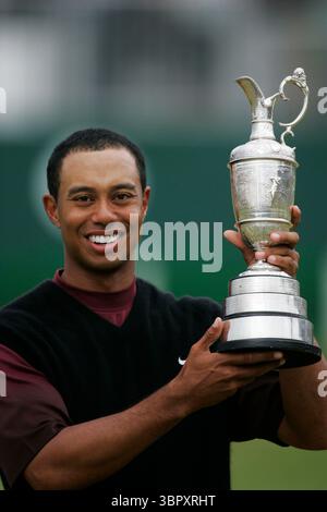 Tiger Woods con il trofeo 050717 The Open Championship 2005, St. Andrews Photo Credit: Mark Newcombe / visionsingolf.com il 2005 Open Championship si è tenuto dal 14 luglio al 17 luglio 2005 presso l'Old Course di St Andrews, Scozia. Questa fu la 134a edizione del torneo e segnò una vittoria storica per Tiger Woods, che vinse il suo secondo titolo Open Championship. Il bosco dominava il campo Foto Stock