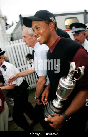 Tiger Woods con il trofeo 050717 The Open Championship 2005, St. Andrews Photo Credit: Mark Newcombe / visionsingolf.com il 2005 Open Championship si è tenuto dal 14 luglio al 17 luglio 2005 presso l'Old Course di St Andrews, Scozia. Questa fu la 134a edizione del torneo e segnò una vittoria storica per Tiger Woods, che vinse il suo secondo titolo Open Championship. Il bosco dominava il campo Foto Stock