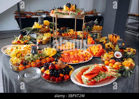 Vassoio di frutta con varietà di frutta tropicale sul tavolo. Festa di nozze Foto Stock