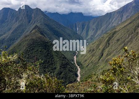 Vista dal sentiero Inca fino alla valle del fiume Urubamba Foto Stock