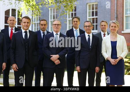 Il primo ministro britannico Keir Starmer e il presidente francese Emmanuel Macron hanno posato per una foto di famiglia con il ministro degli interni francese Bruno Retailleau, il segretario di Stato britannico per il dipartimento degli interni Yvette Cooper, il segretario alla difesa britannico John Healey, il ministro francese delle forze armate Sebastien Lecornu, il segretario di Stato britannico per la sicurezza energetica e Net Zero ed Miliband e il ministro dell'industria e dell'energia Marc Ferracci durante il vertice UK-Francia al 10 Downing Street a Londra, come parte della sua visita di stato di tre giorni nel Regno Unito, in Gran Bretagna, il 10 luglio 2025. Foto di Gonzalo Fuent Foto Stock