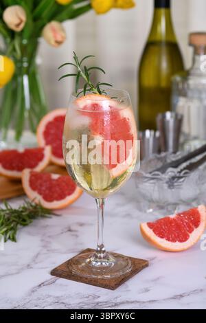 Il Prosecco Gin Spritz di pompelmo è un cocktail rinfrescante che unisce torte pompelmo, gin e prosecco frizzante Foto Stock