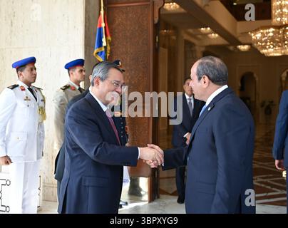 Cairo, Egitto. 10 luglio 2025. Il Premier cinese li Qiang incontra il presidente egiziano Abdel Fattah El-Sisi al Cairo, Egitto, 10 luglio 2025. Crediti: Li Xiang/Xinhua/Alamy Live News Foto Stock
