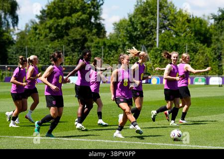L'inglese Maya le Tissier (centro a destra) e i compagni di squadra durante una sessione di allenamento allo Sportanlage Au di Opfikon, Svizzera. Data foto: Giovedì 10 luglio 2025. Foto Stock