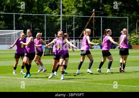 Maya le Tissier (centro a sinistra), Lotte Wubben-Moy (seconda a sinistra) e compagni di squadra durante una sessione di allenamento allo Sportanlage Au di Opfikon, Svizzera. Data foto: Giovedì 10 luglio 2025. Foto Stock