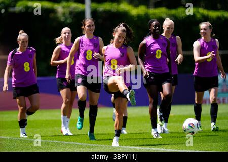 Maya le Tissier (centro) inglese e compagni di squadra durante una sessione di allenamento allo Sportanlage Au di Opfikon, Svizzera. Data foto: Giovedì 10 luglio 2025. Foto Stock
