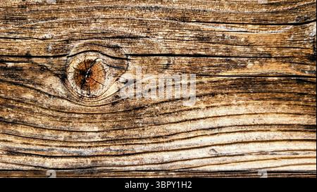 Fondo in legno naturale con ricche tonalità di marrone bruciato al sole e strutture in legno a grana visibile Foto Stock