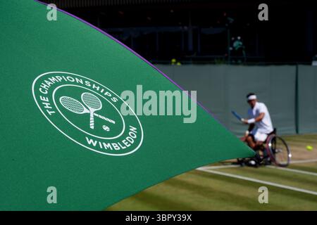 Una vista generale di un ombrello di Wimbledon l'undicesimo giorno dei Campionati di Wimbledon 2025 all'All England Lawn Tennis and Croquet Club di Londra. Data foto: Giovedì 10 luglio 2025. Foto Stock