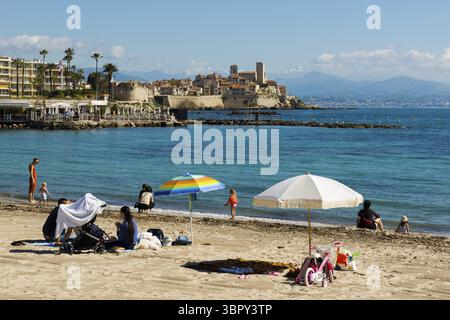 Spiaggia, Plage du Ponteil, Antibes, Provenza Alpi Costa Azzurra, Francia meridionale Foto Stock