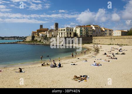 Spiaggia e città vecchia, Plage de la Gravette, Antibes, Provenza Alpi Costa Azzurra, Francia meridionale Foto Stock