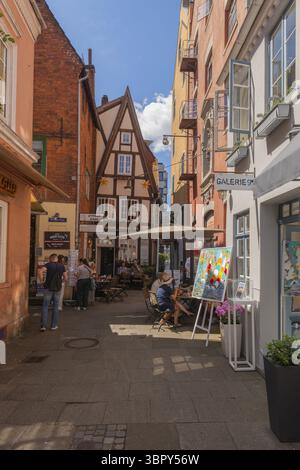 Piccola piazza nel vicolo Wuestestaette, rinnovato quartiere Schnoor con piccoli negozi, gallerie, ristoranti, caffè ed edifici residenziali, Gaengevier Foto Stock