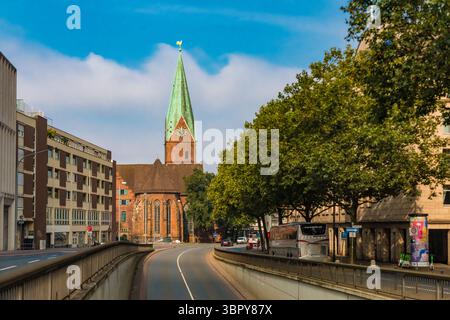 Splendida vista dalla via Martinistraße della famosa chiesa di San Martini nel centro storico di Brema. L'edificio in mattoni tardo gotici ha subito gravi danni... Foto Stock
