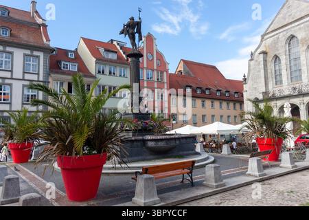LINDAU, GERMANIA - 31 MAGGIO 2025: Una vista grandangolare e ad angolo basso cattura l'iconica Fontana Lindavia nel mercato di Lindau, Germania Foto Stock