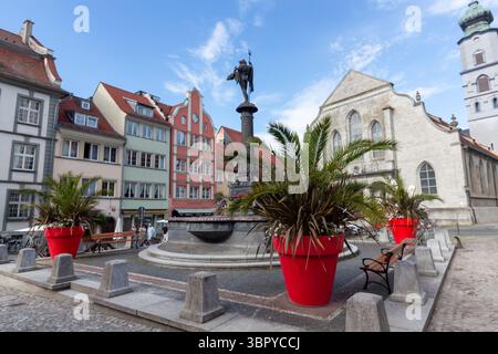 LINDAU, GERMANIA - 31 MAGGIO 2025: Una vista grandangolare e ad angolo basso cattura l'iconica Fontana Lindavia nel mercato di Lindau, Germania Foto Stock