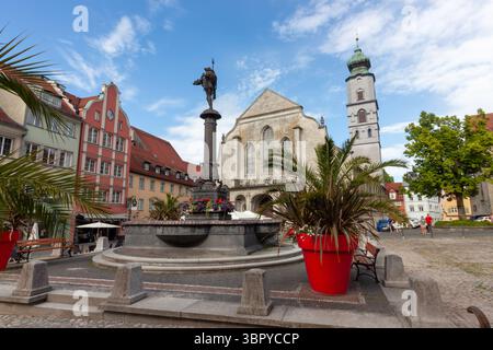 LINDAU, GERMANIA - 31 MAGGIO 2025: Una vista grandangolare e ad angolo basso cattura l'iconica Fontana Lindavia nel mercato di Lindau, Germania Foto Stock