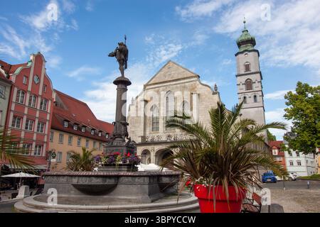 LINDAU, GERMANIA - 31 MAGGIO 2025: Una vista grandangolare e ad angolo basso cattura l'iconica Fontana Lindavia nel mercato di Lindau, Germania Foto Stock