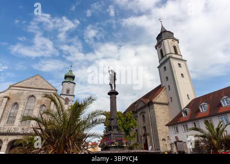 LINDAU, GERMANIA - 31 MAGGIO 2025: Una vista grandangolare e ad angolo basso cattura l'iconica Fontana Lindavia nel mercato di Lindau, Germania Foto Stock