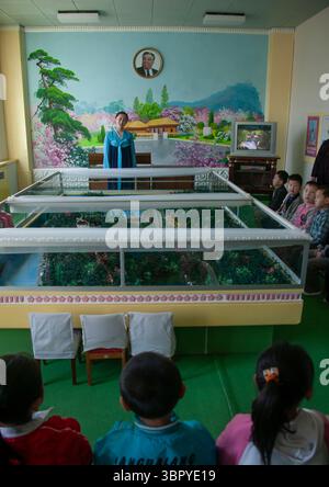 Insegnante che dà una lezione su Kim il sung nella scuola elementare di Kwangbok, DGC, Pyongyang, Corea del Nord Foto Stock
