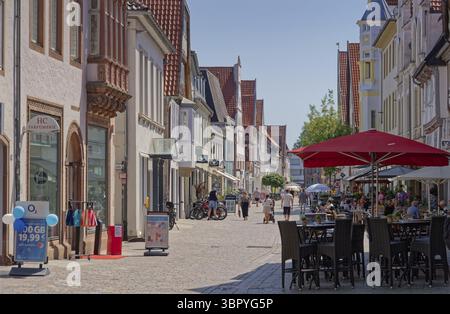 La vivace Mittelstrasse, un'area pedonale nel centro storico di Lemgo. Renania settentrionale-Vestfalia, Germania Foto Stock