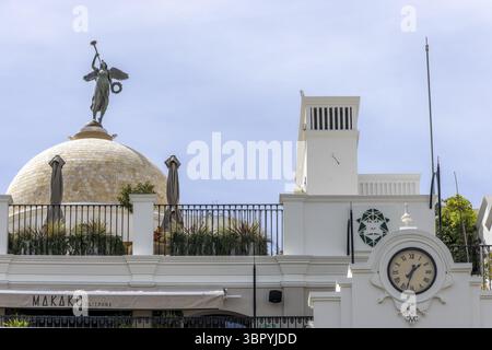 Edificio impressionante con una cupola semicircolare con una scultura in bronzo accanto a Plaza de las Flores, nel centro storico di casco Antiguo, Estepon Foto Stock