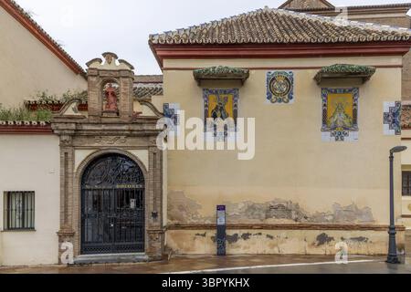 Cappella di strada Capilla Callejera Dolores del Puente Chiesa dell'Iglesia de Santo Domingo de Guzman con tre antichi mosaici in ceramica che mostrano lo Foto Stock
