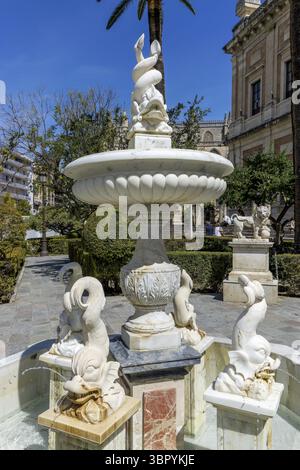 Dal marmo bianco dei pesci della fontana Fuente de Indias di fronte all'edificio del museo Archivo General de Indias accanto ad Av. De la Const Foto Stock